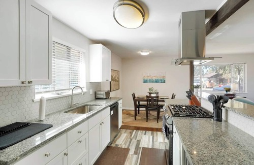 Athmar Park House | Remodeled! By Park and Lake, Dog Friendly
