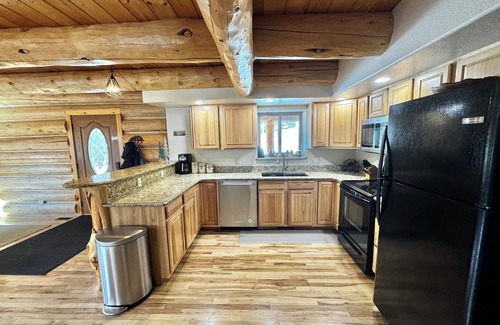 Valley of the Sun Cabin | Renovated, roomy, 4BR, private log cabin with rec room, Starlink, views & more…