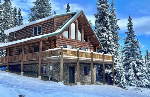 Valley of the Sun Cabin | Renovated, roomy, 4BR, private log cabin with rec room, Starlink, views & more…