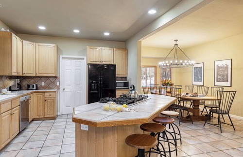 Four O'Clock House | River Rock by AvantStay | 8 Bedroom Ski Estate w/Hot Tub & Movie Theatre