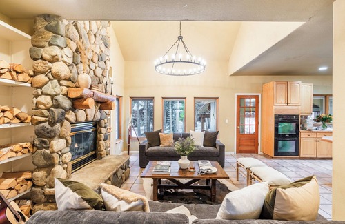 Four O'Clock House | River Rock by AvantStay | 8 Bedroom Ski Estate w/Hot Tub & Movie Theatre
