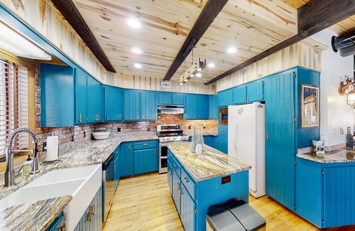 Rio Vista Estates Cabin | River view retreat with mountain views - hot tub, balcony, wood stove & W/D