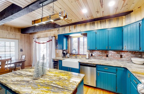 Rio Vista Estates Cabin | River view retreat with mountain views - hot tub, balcony, wood stove & W/D