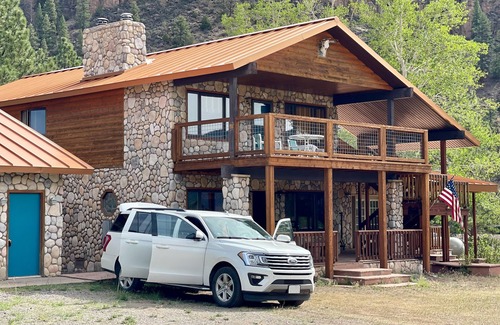 Rio Vista Estates Cabin | River view retreat with mountain views - hot tub, balcony, wood stove & W/D