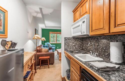 Four O'Clock Apartment | Riverbend Lodge 109 by Great Western Lodging