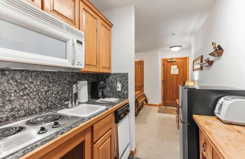 Four O'Clock Apartment | Riverbend Lodge 109 by Great Western Lodging