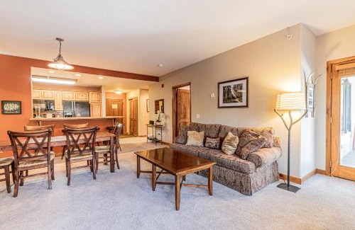 Four O'Clock Apartment | Riverbend Lodge 120 by Great Western Lodging