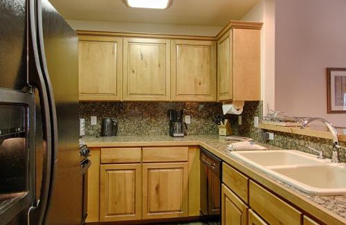 Four O'Clock Apartment | Riverbend Lodge 216 by Great Western Lodging