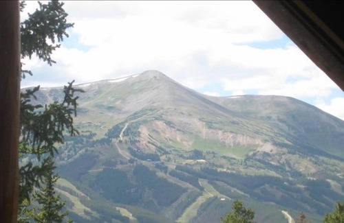 Breckenridge Park Estates Cabin | Romantic Rustic Cabin with Scenic Peak 8 Views, Hot Tub and 75" TV