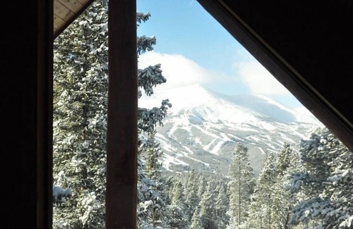 Breckenridge Park Estates Cabin | Romantic Rustic Cabin with Scenic Peak 8 Views, Hot Tub and 75" TV