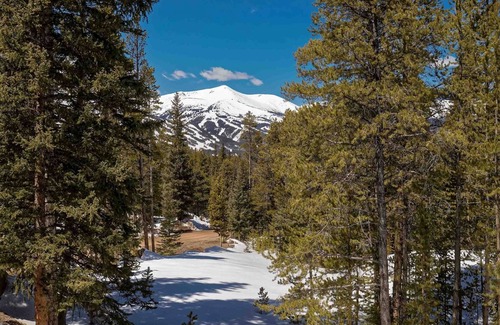Breckenridge Park Estates Cabin | Romantic Rustic Cabin with Scenic Peak 8 Views, Hot Tub and 75" TV