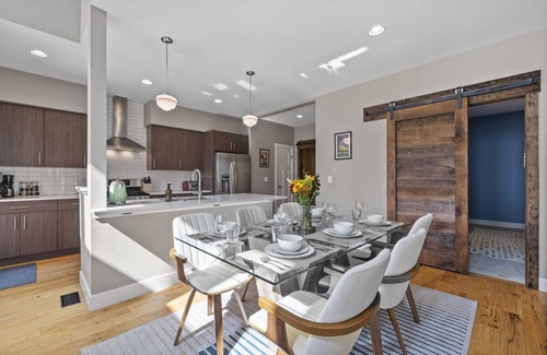 Fort Collins House | Rooftop Hot Tub! Walk to Old Town, Brews, & River. Enjoy Arcade-grade Skee-Ball!