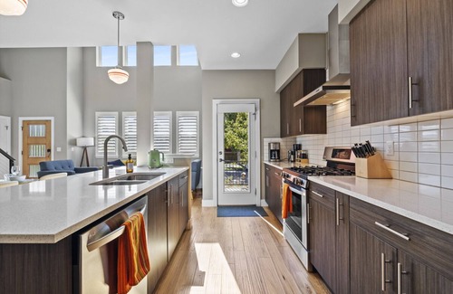 Fort Collins House | Rooftop Hot Tub! Walk to Old Town, Brews, & River. Enjoy Arcade-grade Skee-Ball!