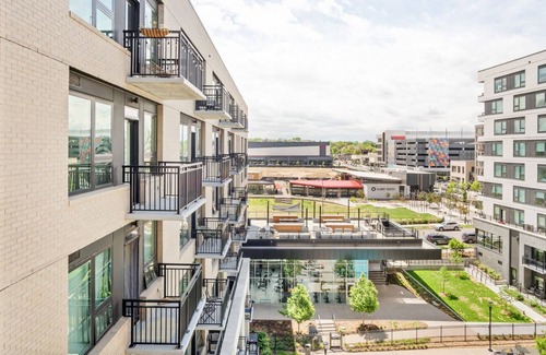 Congress Park Apartment | Roomy Congress Park 1BR w/ Gym & Pool, near shops & dining, by Blueground