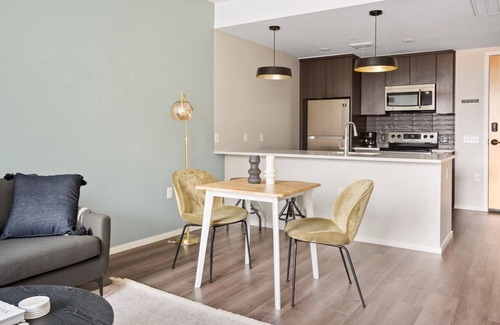 Congress Park Apartment | Roomy Congress Park 1BR w/ Gym & Pool, near shops & dining, by Blueground