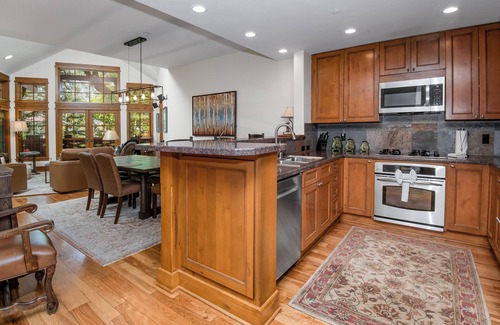 Avon House | Roomy, Luxurious Ski-In/Ski-Out w/Views, Hot Tub! Bachelor Gulch, Beaver Creek