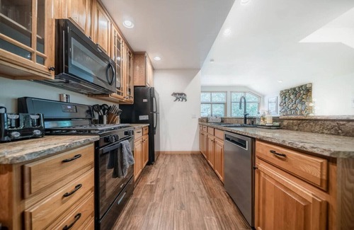 Estes Park House | SALE! Hot tub, fireplace, king bed, A+ location!