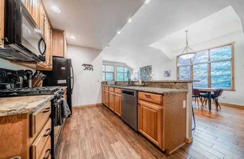 Estes Park House | SALE! Hot tub, fireplace, king bed, A+ location!