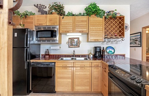 Wildernest Condo | See Fall’s Changing Colors! Panoramic Mountain View, Clubhouse & Fireplace Near Ski Resorts