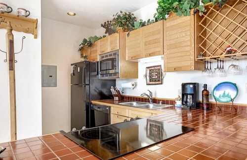 Wildernest Condo | See Fall’s Changing Colors! Panoramic Mountain View, Clubhouse & Fireplace Near Ski Resorts