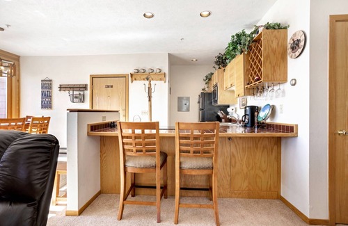 Wildernest Condo | See Fall’s Changing Colors! Panoramic Mountain View, Clubhouse & Fireplace Near Ski Resorts