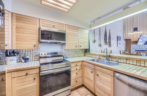 Mountain House Condo | See Fall’s Colors! Cozy Keystone Condo, Walk to Lifts, Mountain Views & Hot Tub
