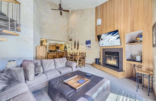 Mountain House Condo | See Fall’s Colors! Cozy Keystone Condo, Walk to Lifts, Mountain Views & Hot Tub