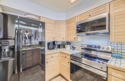 Mountain House Condo | See Fall’s Colors! Cozy Keystone Condo, Walk to Lifts, Mountain Views & Hot Tub
