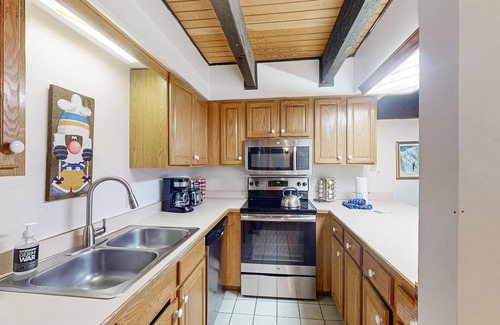 Copper Mountain Village Condo | Serene ski-in/out condo with Shared Hot Tub - Access to Lifts