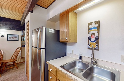 Copper Mountain Village Condo | Serene ski-in/out condo with Shared Hot Tub - Access to Lifts