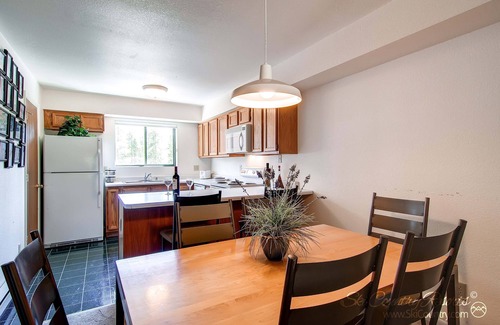 Four O'Clock House | Short Walk to Lift & Main Street, Wood Fireplace, Garage, Wi-Fi, Shuttle
