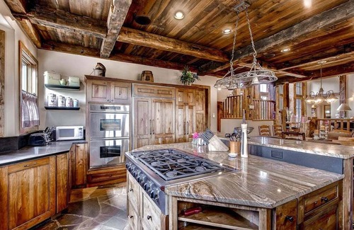 Four O'Clock House | Ski Bridge Lodge-Luxury Private Home-Ski in/Ski-out-Private Hot Tub!