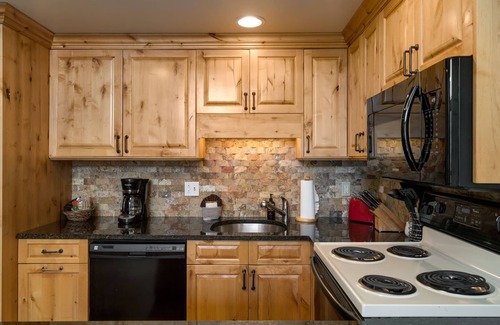 Steamboat Springs Condo | Ski-In/-Out Condo w/Vaulted Ceilings and Mt Charm!