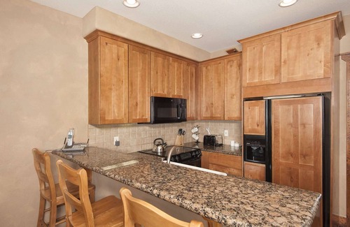 Four O'Clock Condo | Ski-in&out. Spacious Home w Hot Tub. Close to Town & Shuttle. 7th Nt FREE!