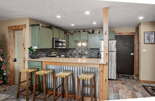 Steamboat Springs Condo | Ski In Ski Out - Easy Walk to Base Area Activities - Large Outdoor Hot Tub