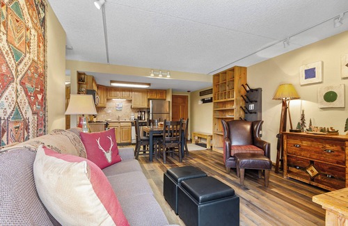 Peak 9 Condo | Ski-in/ski-out 1 bdrm condo, Hot tub access/pool, Gas fireplace, close to Main S