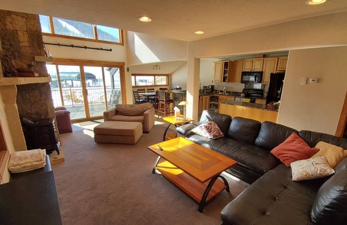 East Village at Copper House | SKI IN/SKI OUT, SUPER B 6 Chair Lift , 3 Bedrms, Bunk, 3 Bath, Sleep 9, Hot Tub