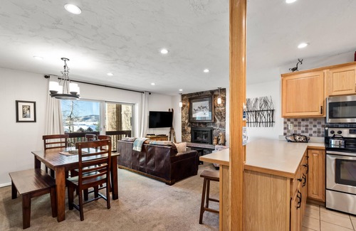 Steamboat Springs Condo | ⭐️ Ski to Deck ⎮ Free WiFi ⎮ Hot Tub
