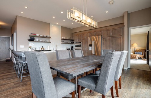 Steamboat Springs Condo | SL300 | Modern Penthouse | Views | Winter Shuttle | Hot Tub | 100 Yds to Lift