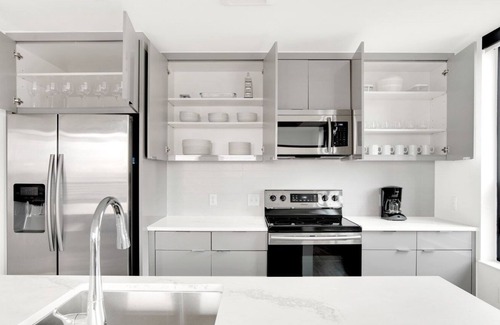 Congress Park Apartment | Sleek Congress Park 2BR w/ Gym & Pool, near shops & dining, by Blueground