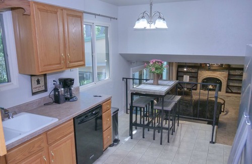 Village Seven House | Sleeps 6, Family/pets friendly, Closed patio/yard