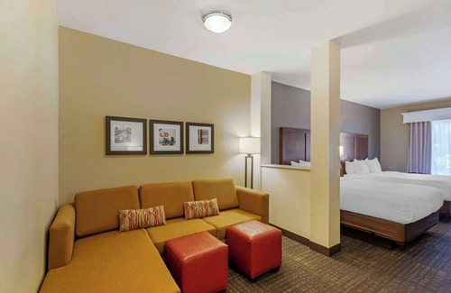 Loveland Hotel | Southern Comfort in 3 Welcoming Suites Near Boyd Lake State Park