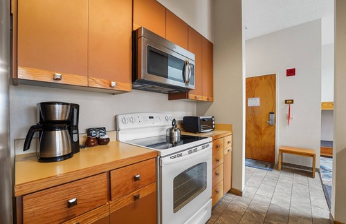 Keystone Condo | Spacious 3rd Floor Walk-up amongst Mature Pines, Private Balcony with Views