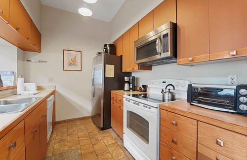 Keystone Condo | Spacious 3rd Floor Walk-up amongst Mature Pines, Private Balcony with Views