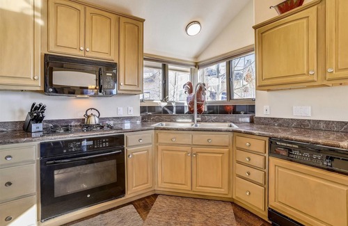 Baldy Mountain House | Spacious 4BR townhome in Breckenridge with ski area views and hot tub. Charter Ridge 10!