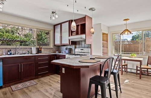 Palisade House | Spacious 5-bedroom house with WiFi, AC in charming Palisade