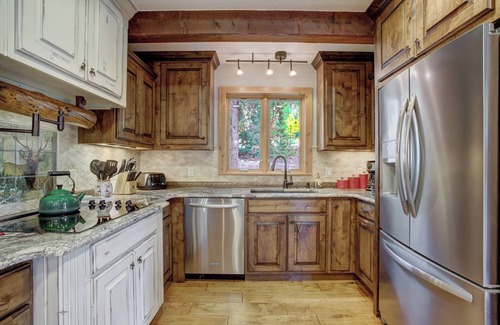 Blue River Cabin | Spacious 5BR Breckenridge Cabin, Game Room, Hot Tub, Minutes to Breck Ski Resort