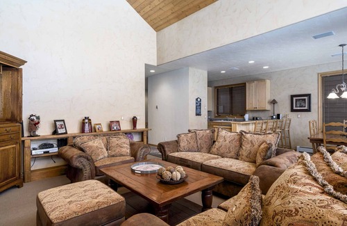 Steamboat Springs House | Spacious bright retreat with mountain views and shared pool/hot tub