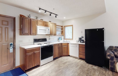 Silvercreek House | Spacious Condo + Loft w/Shared Outdoor Heated Pool, Private Hot Tub, & Free WiFi