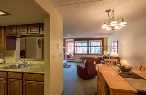 Copper Mountain Village Condo | Spacious condo just steps away from main lifts, hot tub, free wifi & parking